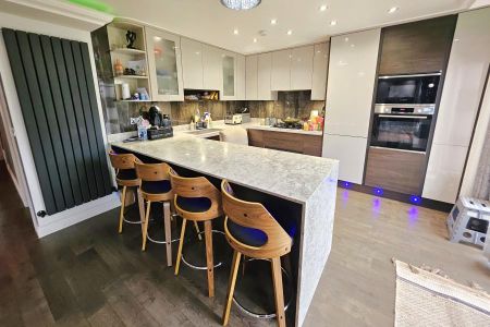 4 bedroom detached house to rent - Photo 3