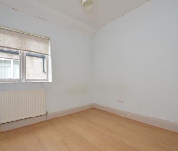 2 bedroom flat - Photo 3