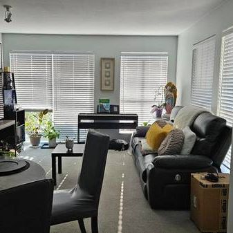 Top Floor Kerrisdale Apartment - 2 Bed & 1 Bath - Photo 4