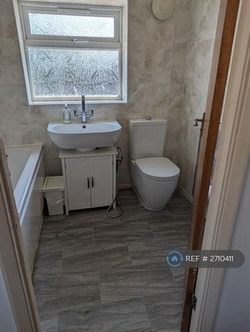 3 bedroom semi-detached house to rent - Photo 5