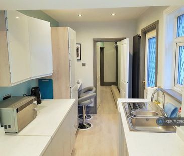 1 bedroom in a house share to rent - Photo 3