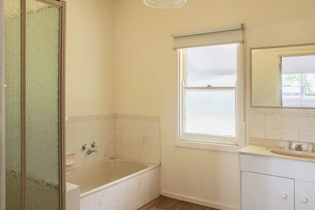 BEAUTIFUL COTTAGE IN GREAT LOCATION - Photo 4