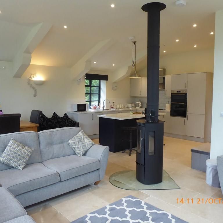 5 bedroom barn conversion to rent - Photo 1