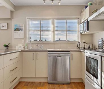 Spacious Three-Storey Family Home in Desirable Hillpark - Photo 4