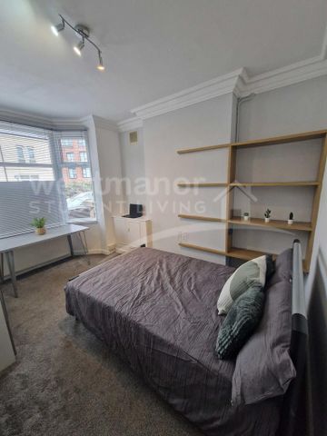 4 bedroom end of terrace house to rent - Photo 4