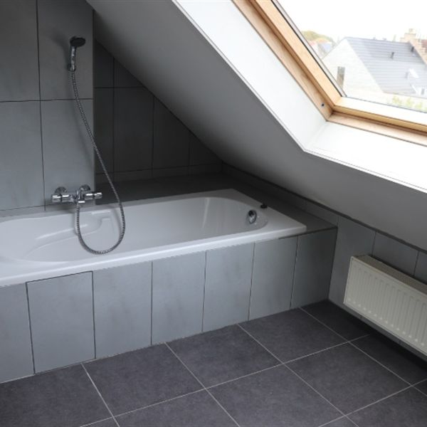 Instapklaar en centraal gelegen duplex appartement, 100m² op 2eV met 1 SLK, ruim terras en garage. - Foto 1