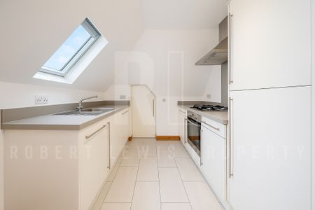 1-Bedroom Period Conversion Flat – Ossulton Way, London N2 0DS - Photo 3