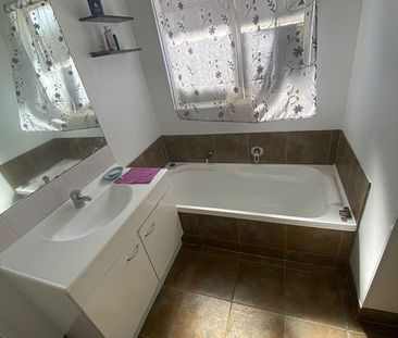 Charming 4BR Home in Pukekohe! - Photo 3