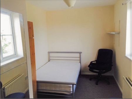 5 bedroom end of terrace house to rent - Photo 3