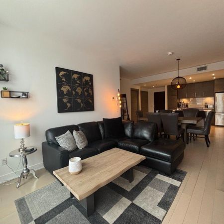 🏡 Modern 2 Bed, 2 Bath Condo in the Heart of Griffintown! 🏡 - Photo 3