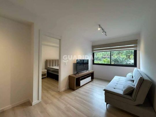 Apartamento mobiliado, com 1 dormitório suíte e 1 vaga de garagem, no bairro Petrópolis - COD: 20487 - Foto 1