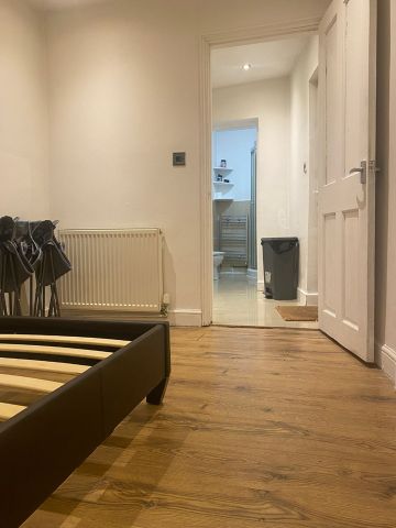 Studio Flat, Oulton Crescent, IG11 - Photo 2