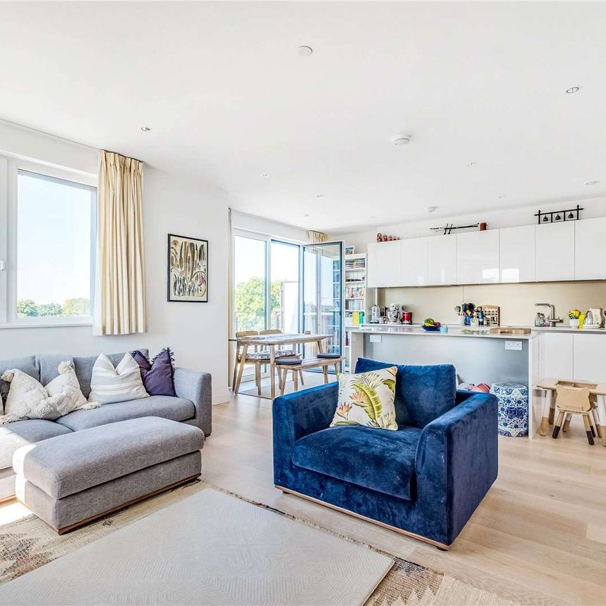 A luxury 3 bedroom apartment on the fourth floor of this contemporary riverside development. - Photo 1