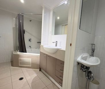 Fully furnished apartment on pool deck level - Short term lease - Photo 5