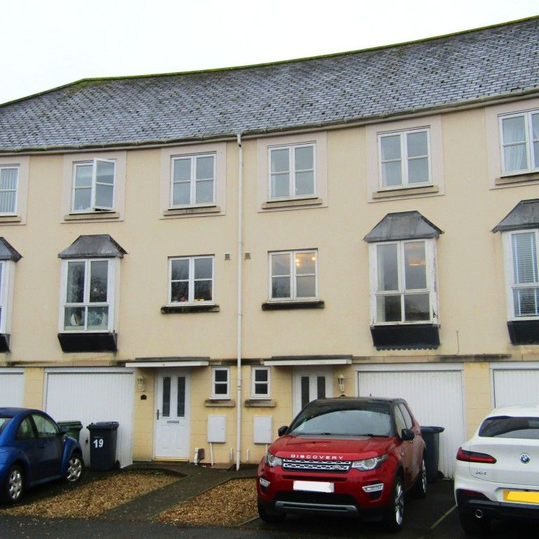 4 bed House - To Let - Photo 1