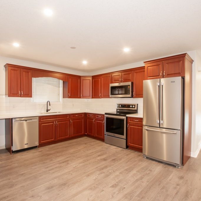 BEAUTIFUL 2 BEDROOM MAIN UNIT IN WELLAND!! - Photo 1