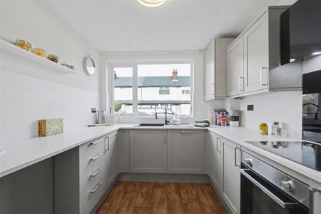 3 bedroom semi-detached house to rent - Photo 5