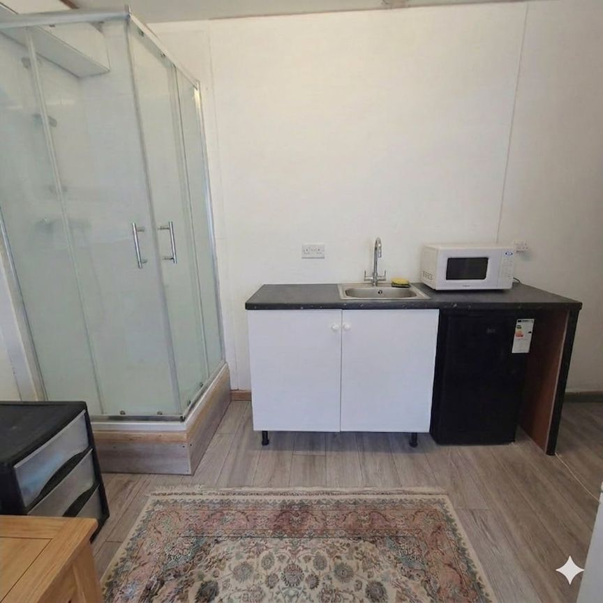 Studio Flat, Village Way East, HA2 - Photo 2