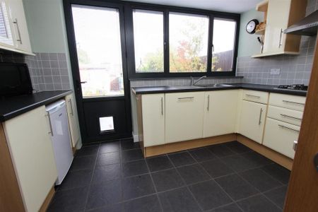 3 bedroom terraced house to rent - Photo 3