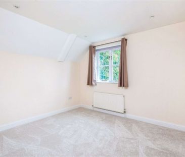 A beautifully presented and recently refurbished contemporary famil... - Photo 3