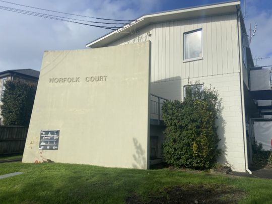 Nice and tidy great location - Photo 1