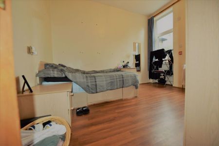 6 bedroom Flat in Hollybank, Leeds - Photo 3