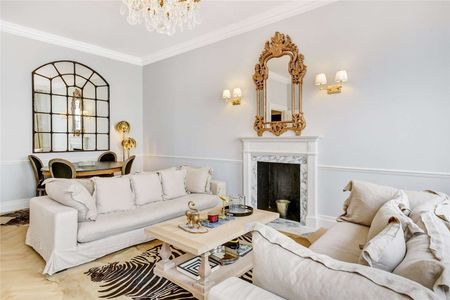 An immaculately presented three bedroom, two bathroom apartment on the third floor of this charming stucco fronted building with lift access. - Photo 3