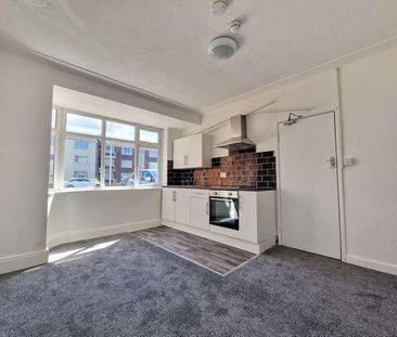 Clifton Drive, Squires Gate, FY4 - Photo 4