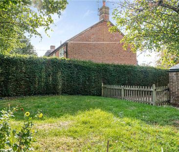 A charming three bedroom detached cottage situated in the picturesque village of East Kennett, c5 miles to the west of Marlborough. - Photo 5