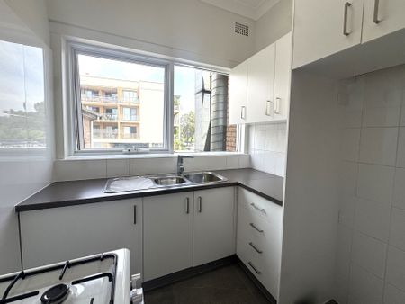 Updated 2 Bedroom Apartment - Handy Location - Photo 2