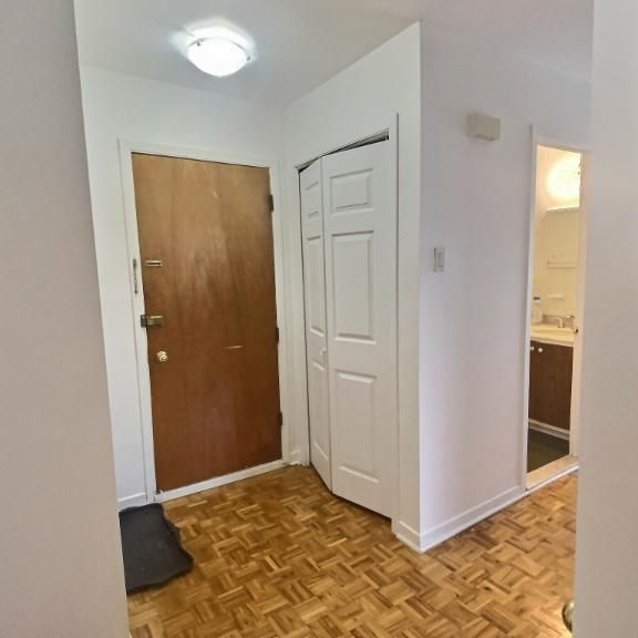 Saint Léonard- 4 1/2 2e étage semi meublé: cuisinière,frigo, table avec 6 chaises,matelas queen,rideau - Photo 1