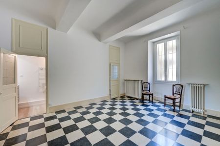 Location Maison Aix-en-Provence 8 Pièces 250 m² - Photo 2