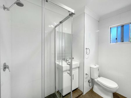 Spacious Two Storey Townhouse ! - Photo 2