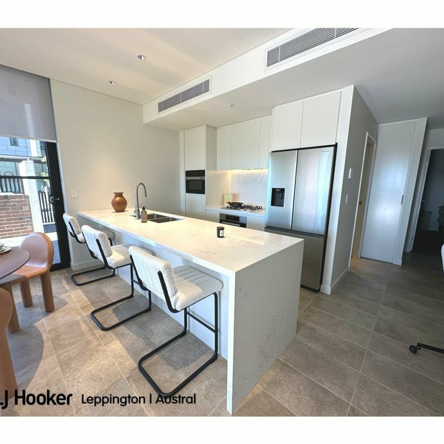 MODERN & BRIGHT - Photo 1