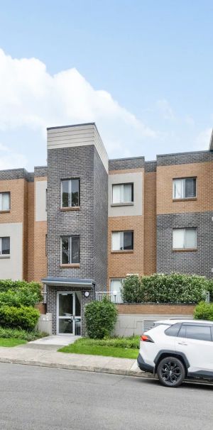 Spacious Ground Floor Apartment with Dual Courtyards - Photo 1