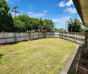 Tidy, three bedroom, one bathroom separate toilet family home. - Photo 2