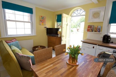 1 bedroom in a house share to rent - Photo 2