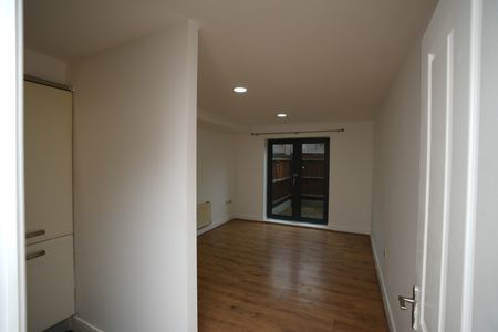 Studio Flat, Invito House, IG2 - Photo 3