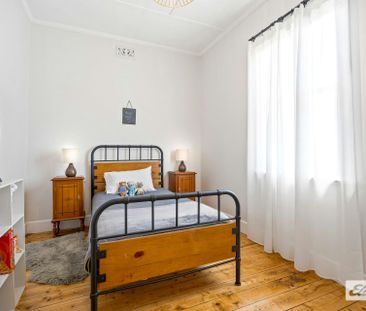 Welcome to Sunshine Cottage - Where Classic Charm meets Modern Luxury - Photo 1