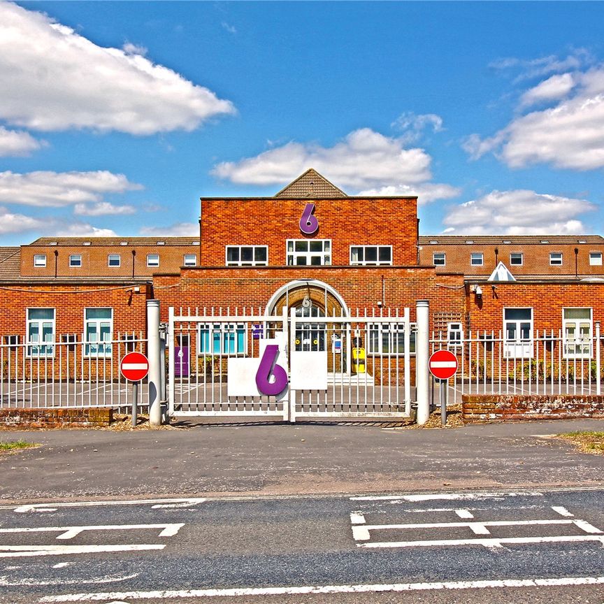 Ashdown Avenue, Farnborough, Hampshire, GU14 - Photo 1