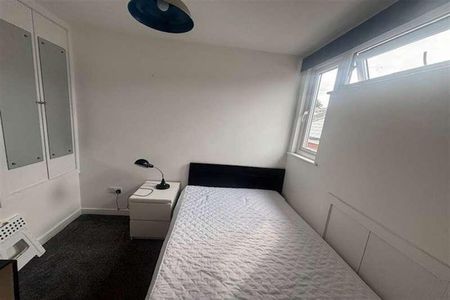 Bedroom First Floor Flat In Bournemouth, BH8 - Photo 4