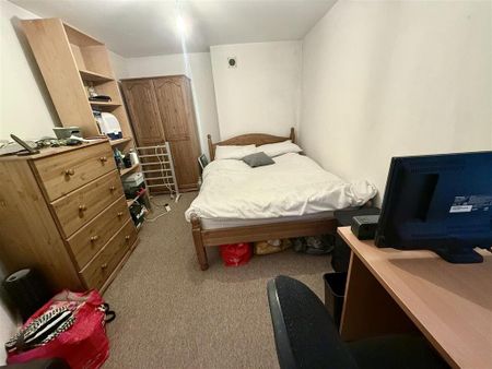 3 bedroom flat to rent - Photo 3