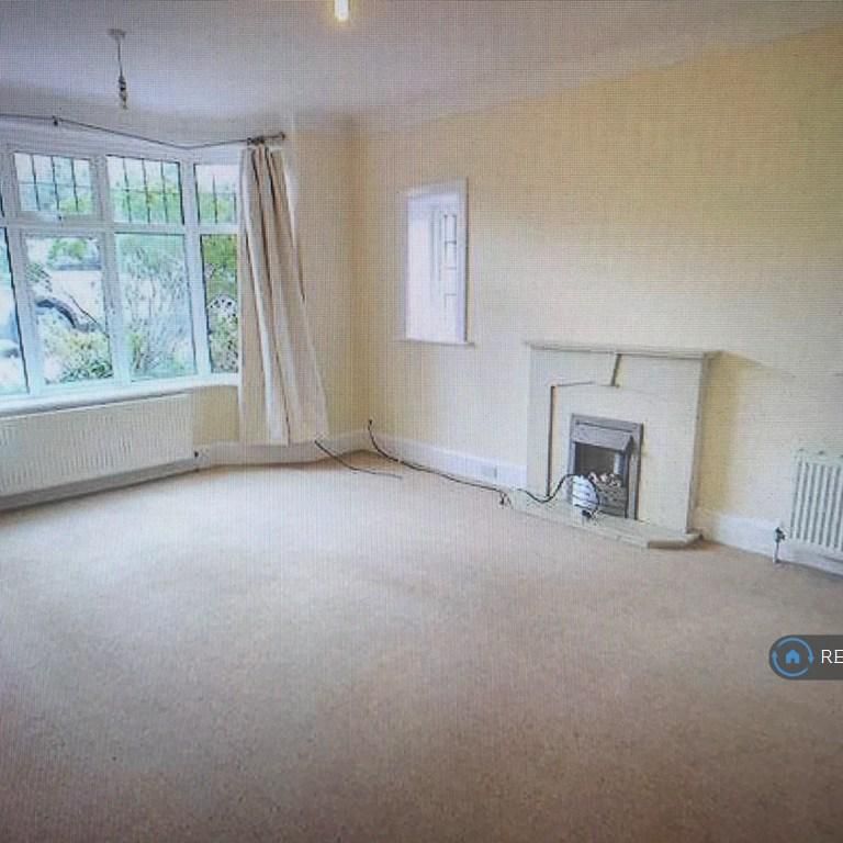 3 bedroom flat to rent - Photo 1