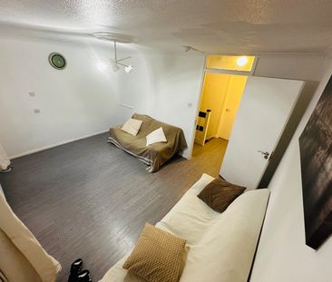 2 Bed Terraced House, Lyneham Walk, E5 - Photo 2