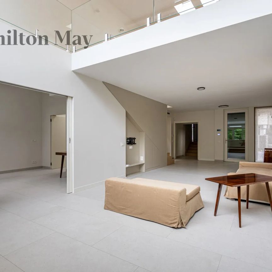 Nowoczesny dom o powierzchni użytkowej 280 m2 z dwoma tarasami i ogrodem w Wilanowie - Zdjęcie 1