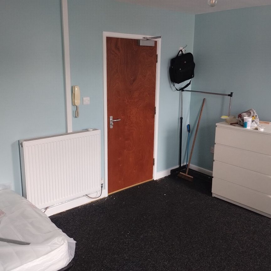 Room in a Shared Flat, Knowsley Road, L20 - Photo 1
