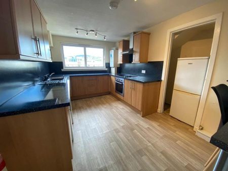 3 bedroom flat to rent - Photo 2