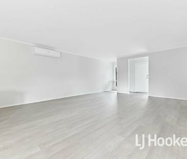 Modern, Spacious Townhouse! 8 Merchant Place Pakenham - Photo 2