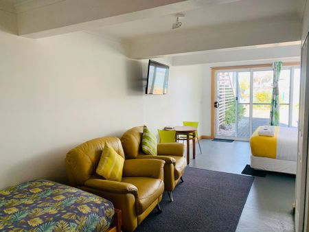 Waterfront, Fully furnished 1 Bedroom unit- Utilities included - Photo 2