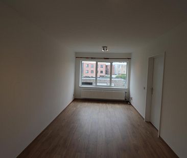 Een gerenoveerd appartement op de eerste verdieping achteraan - met autostaanplaats - Photo 1